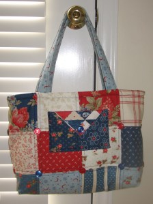 Zipper Charm Tote Exterior